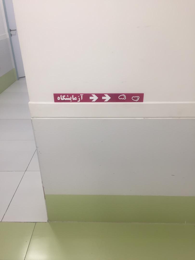 تابلو استیل مطب پزشک با حروف برجسته فلزی و نورپردازی حرفه ای