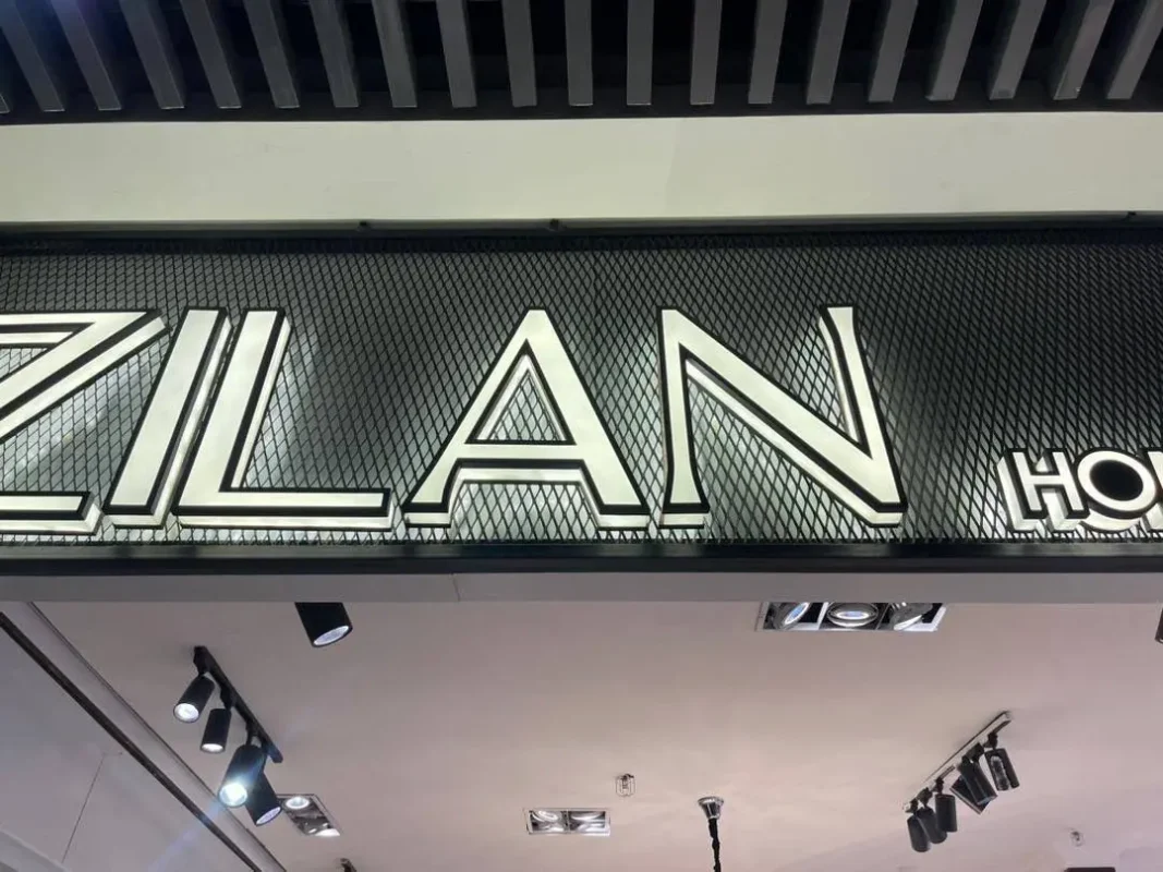 اجرای تابلو چلنیوم مغازه Zilan